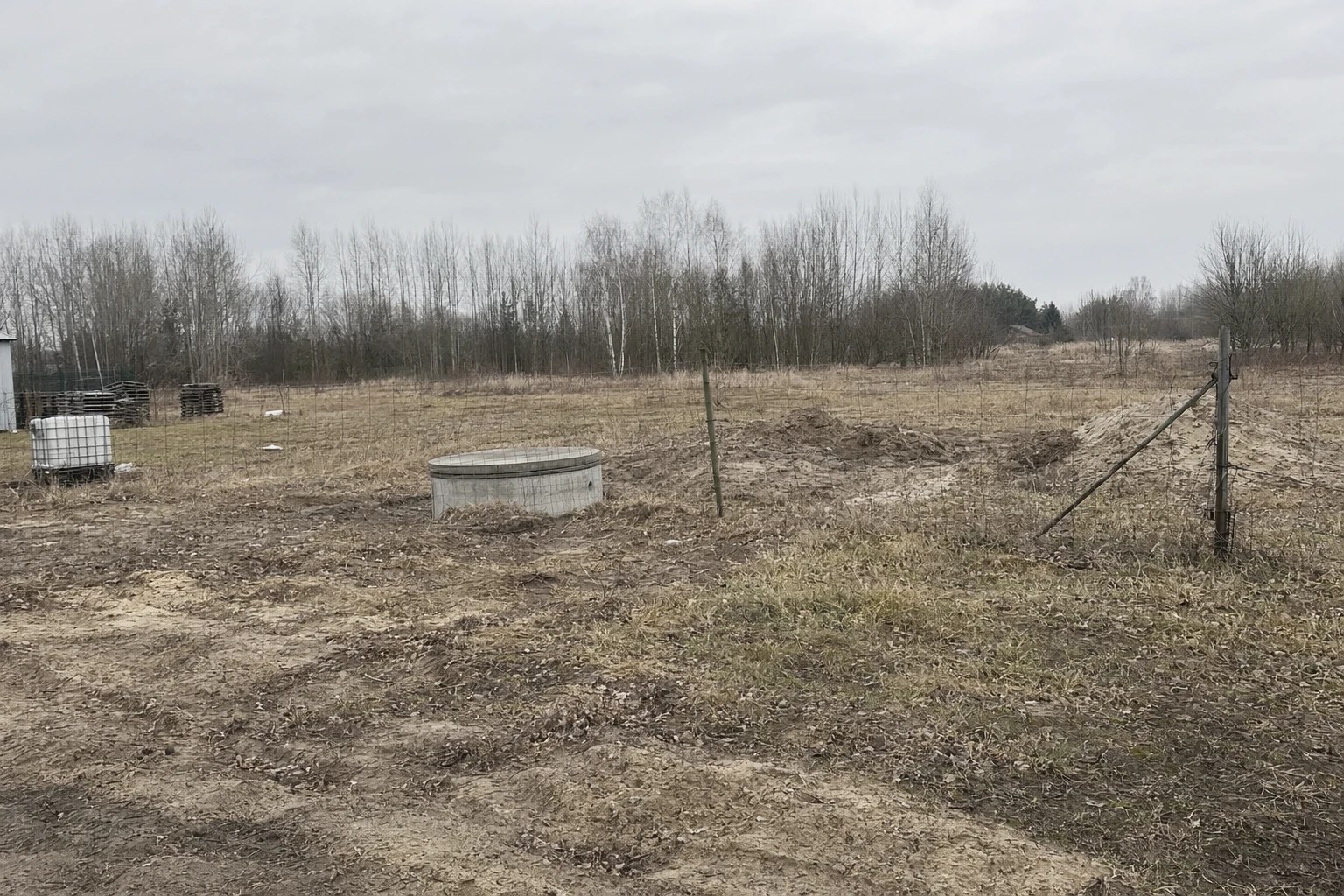 Pusta działka w Mazowieckiem przed decyzją o montażu szamba betonowego