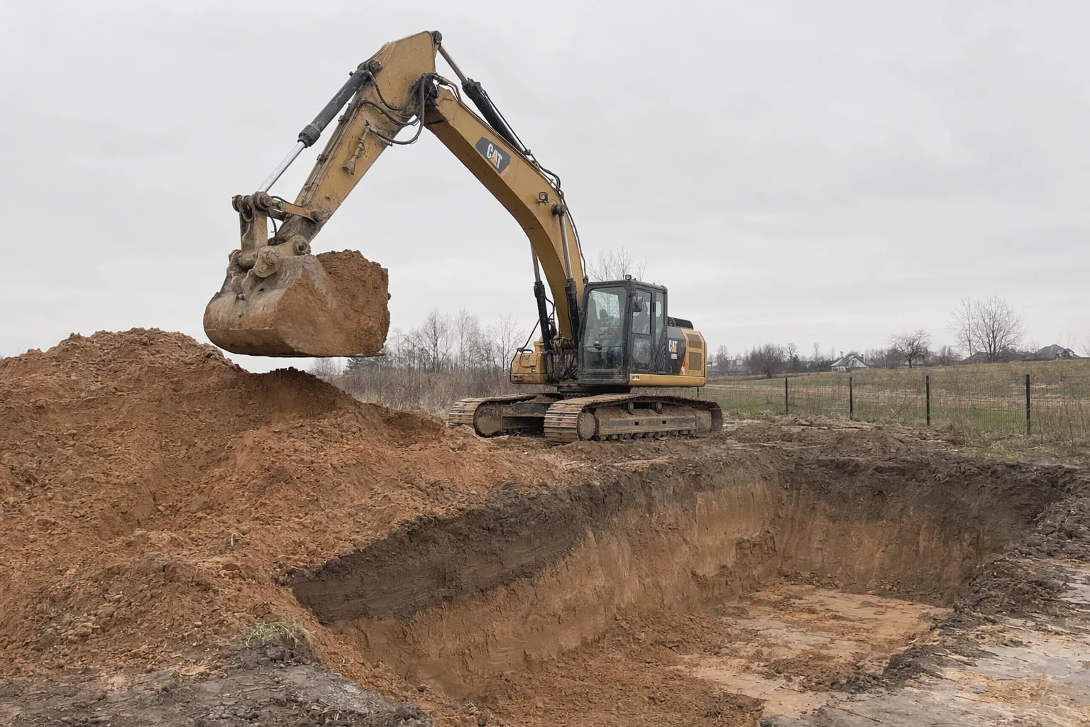 Transport HDS z betonowym szambem na działkę, okolice Radomia