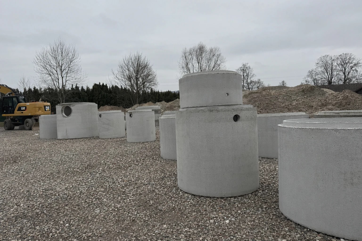 Betonowy zbiornik na szambo, detal włazu, okolice Płocka
