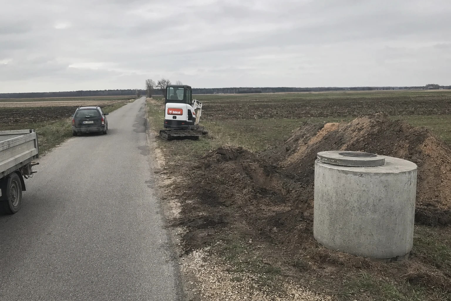 Wiejska droga wśród pól w Mazowieckiem, obszar obsługi szamb betonowych