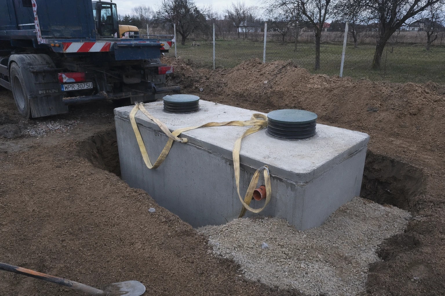Transport HDS z betonowym szambem na działkę, okolice Płocka
