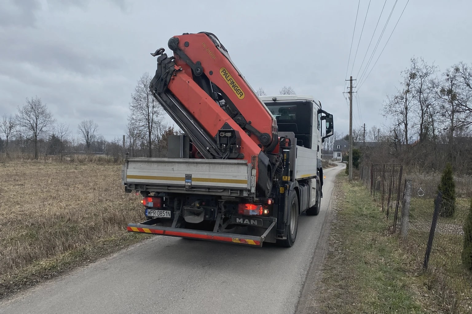 Transport HDS z betonowym szambem na działkę, okolice Warszawy