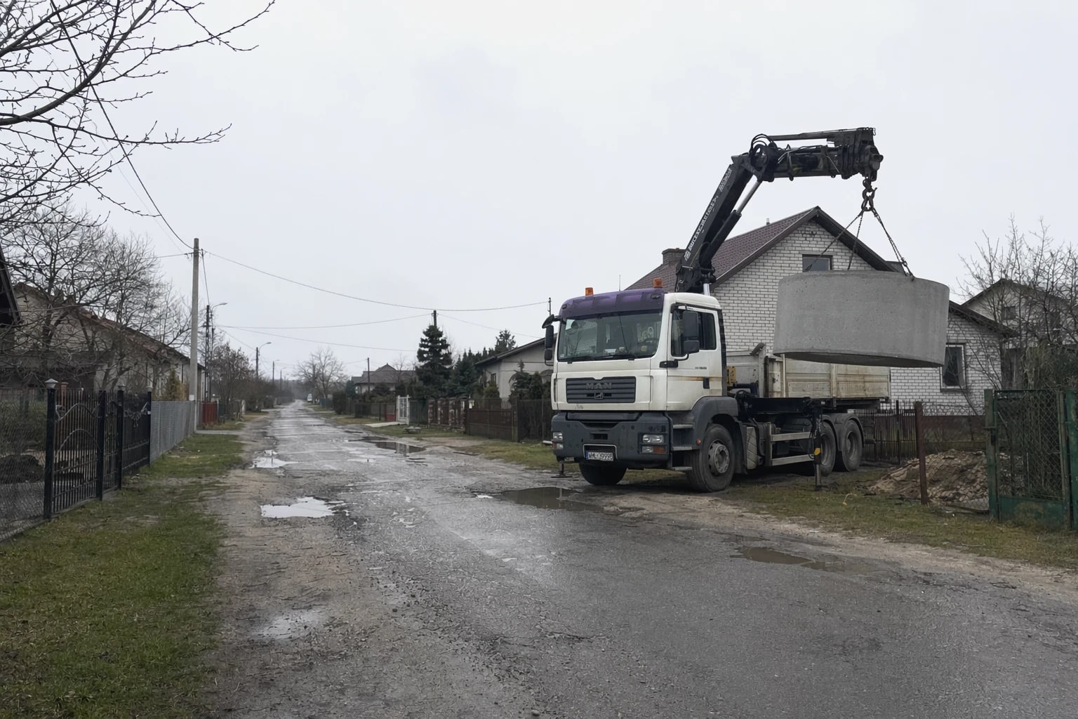 Droga przez mazowiecką wieś na trasie dostawy szamba betonowego